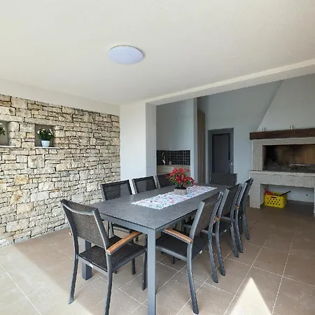 Holiday home Mit Privatpool Fuer 8 Personen Ca 239 Qm In Vodnjan, Istrien Istrische Riviera *